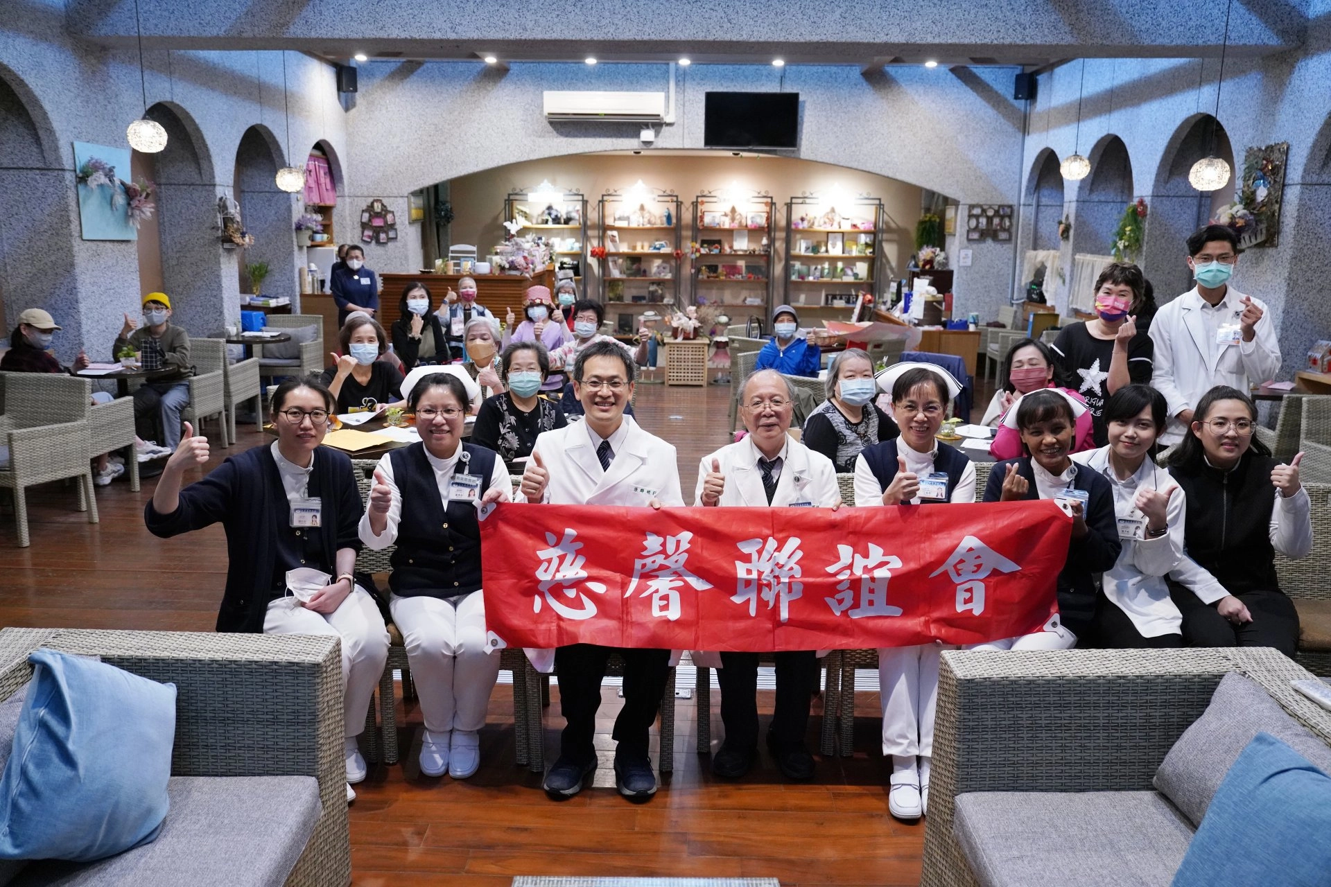 花蓮慈濟醫院乳房醫學中心3月8日「慈馨病友會」舉行心靈共舞身心健康講座，個管師羅玉杏（右起）、蘇慧如、張群明主任、陳華宗醫師、護理部副主任呂基燕；督導鄭雅君、社工師張予銦、臨床心理師廖胤凱（後排右一）。