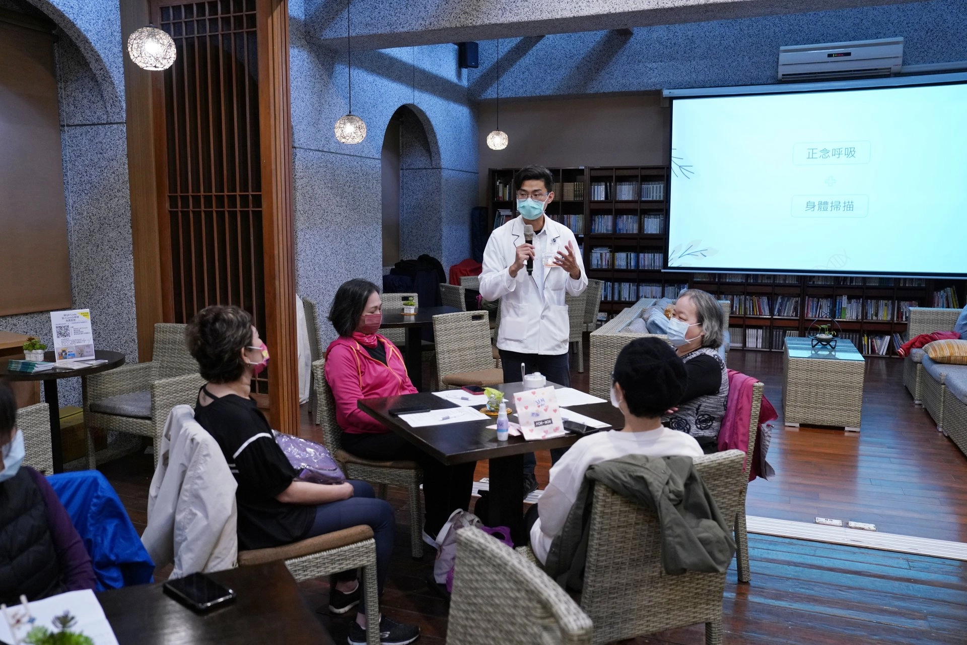 臨床心理師廖胤凱以正念減壓為題，分享調整呼吸及正念減壓，帶領病友聆聽自己的身體。