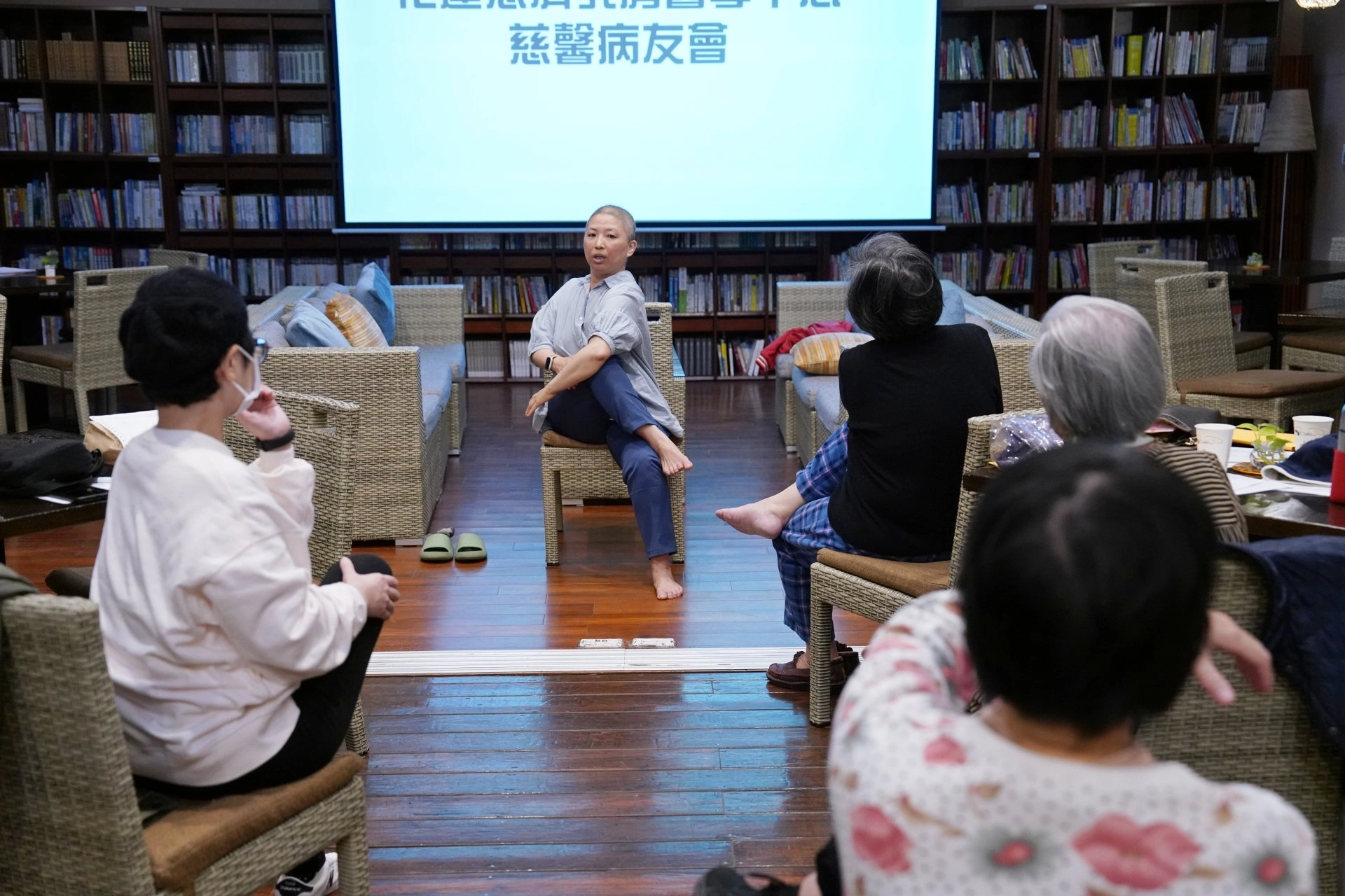本身是乳癌病友的瑜伽老師王智巧，也分享幾個瑜伽伸展動作。