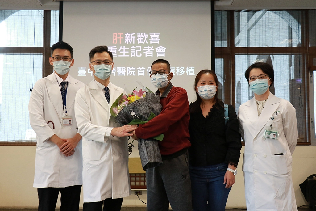 移植病人郭先生（右三）與太太（右二）送上花束感恩，由鄭紹彬主任（左二）代表接受。