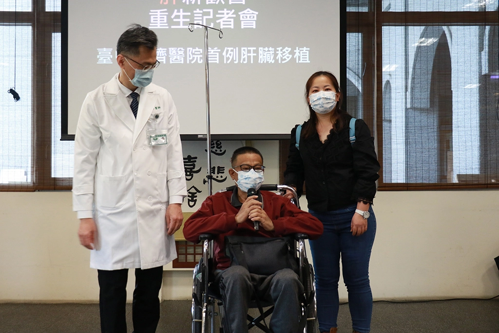移植病人郭先生（中）感恩醫療團隊的照顧，讓他得以重生。