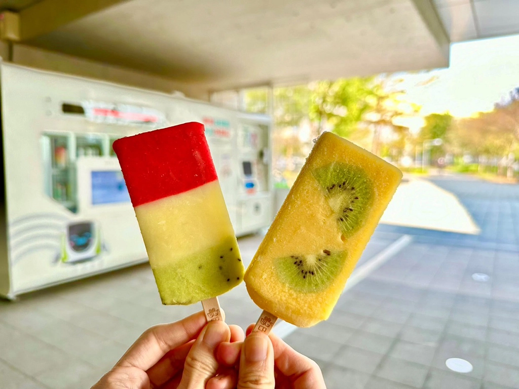 鮮果冰棒不添加色素、香料等人工添加物，吃得到水果的天然滋味。