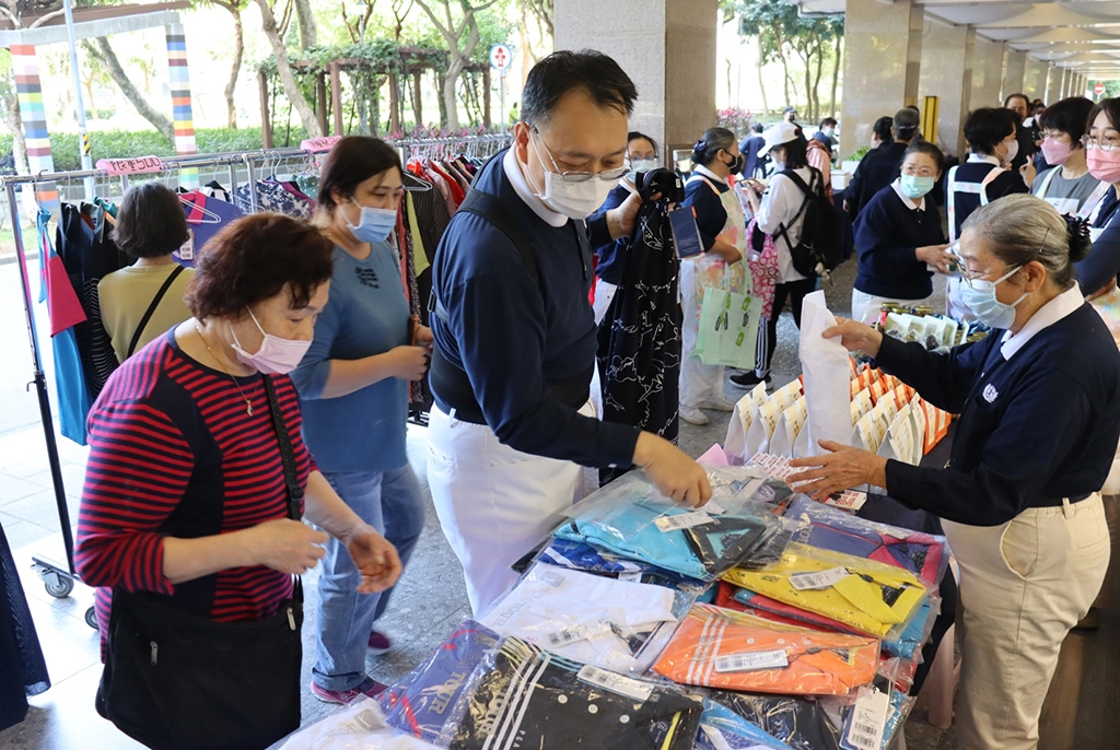 「手手福」市集，現場設置約四十攤各式玲瑯滿目的義賣品項。