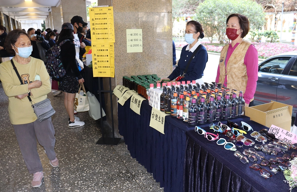 「手手福」市集還有各式蔬食商品、零嘴小吃，民生用品及生醫、美妝等產品。 