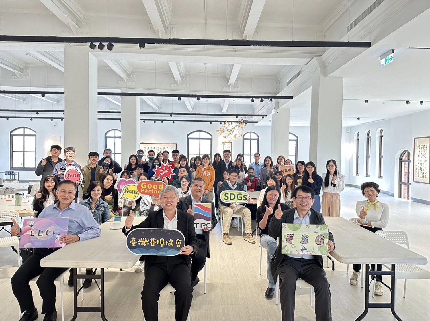 董事長與自發性減碳世界咖啡館學員合影(左1陳劭良總經理、左2李賢義董事長)。