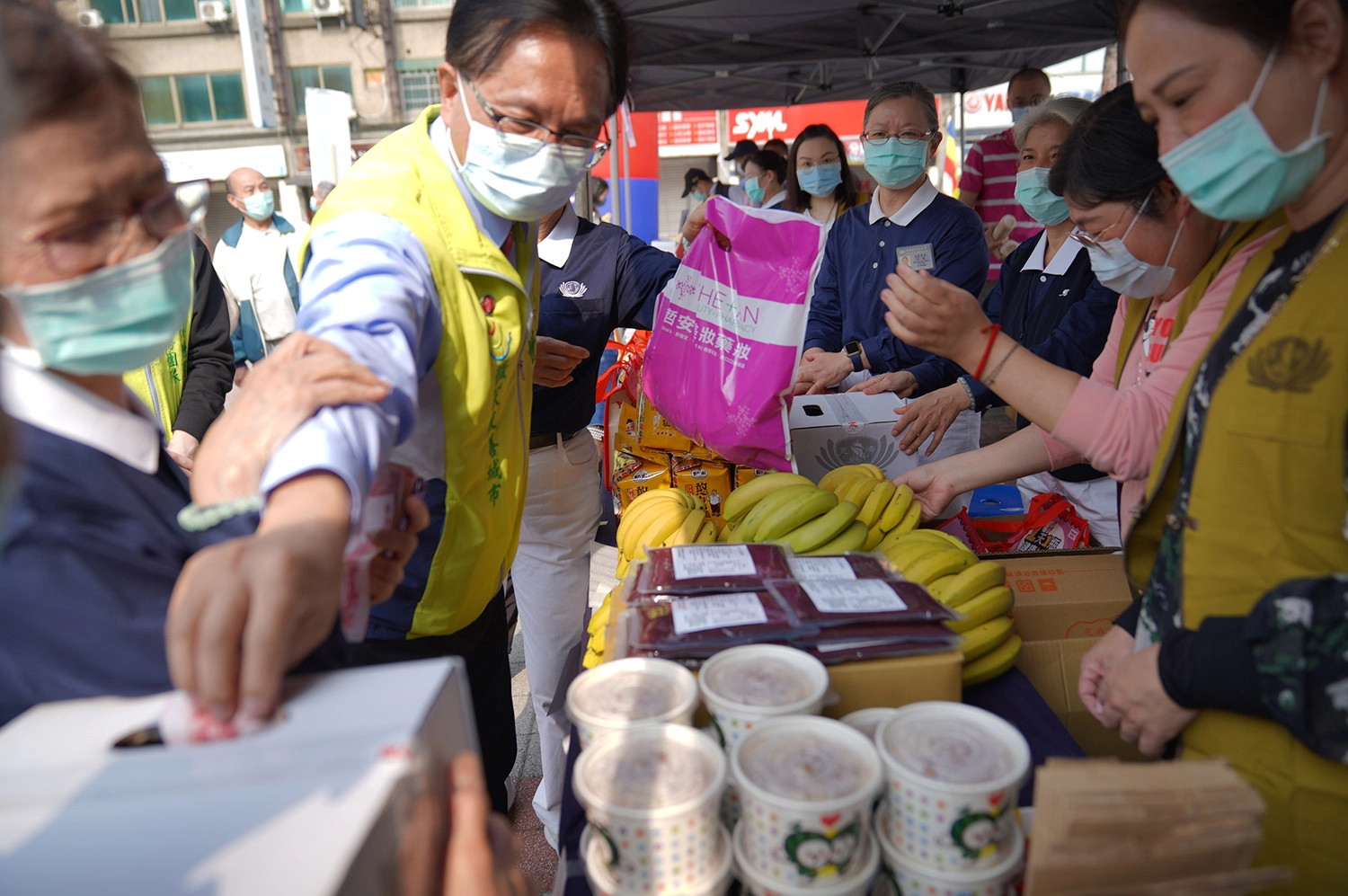 彰化市長林世賢敲響愛心鑼並到攤位響應義賣，他鼓勵大家把愛傳播到世界每一個角落。(攝影：盧鎮瑋)