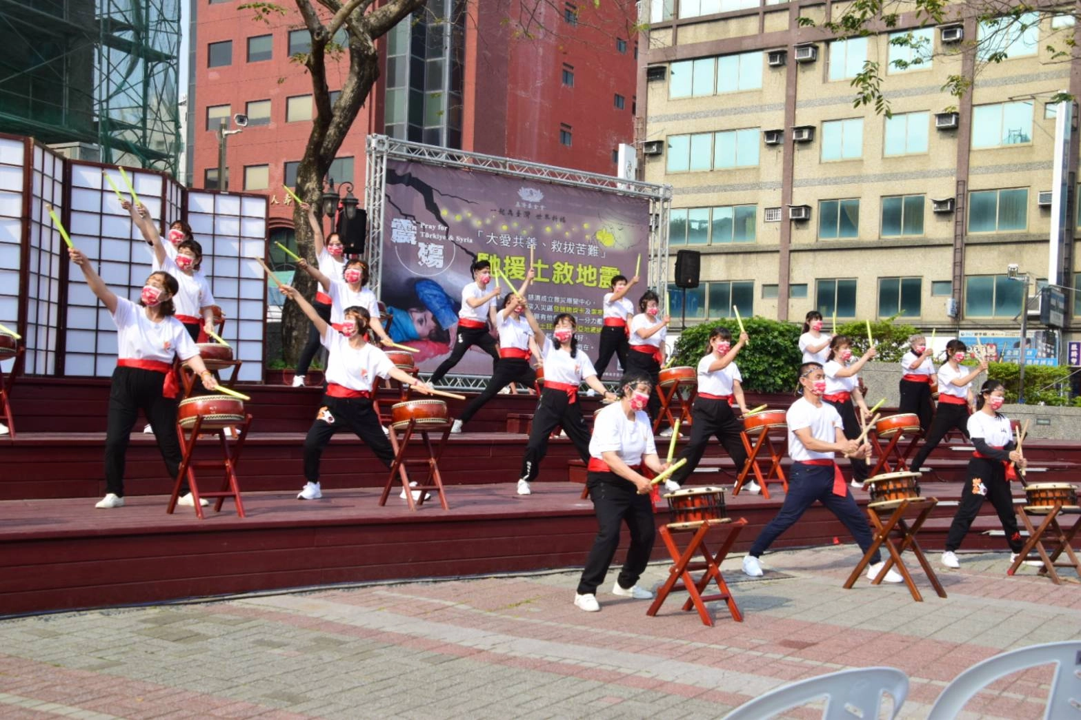 彰化慈濟3月12日舉辦「馳援土敘」義賣活動，圖為彰化藝術館外廣場，現場有表演團體炒熱氣氛。(攝影：楊國華)