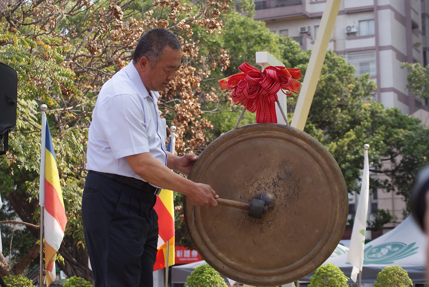 彰化慈濟3月12日舉辦「馳援土敘」義賣活動，搜救隊員葉世昌參加員林公園場敲響愛心鑼。(攝影：謝惟紹)