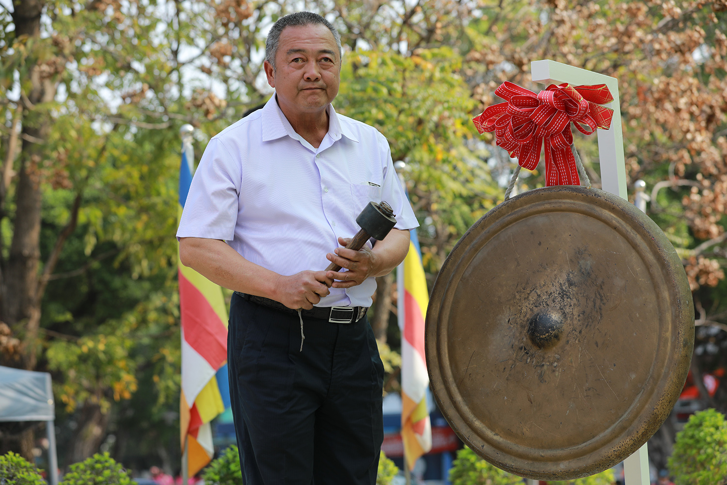 慈濟3月12日在彰化縣員林公園舉辦「馳援土敘震災義賣會」，葉世昌出席敲愛心鑼。