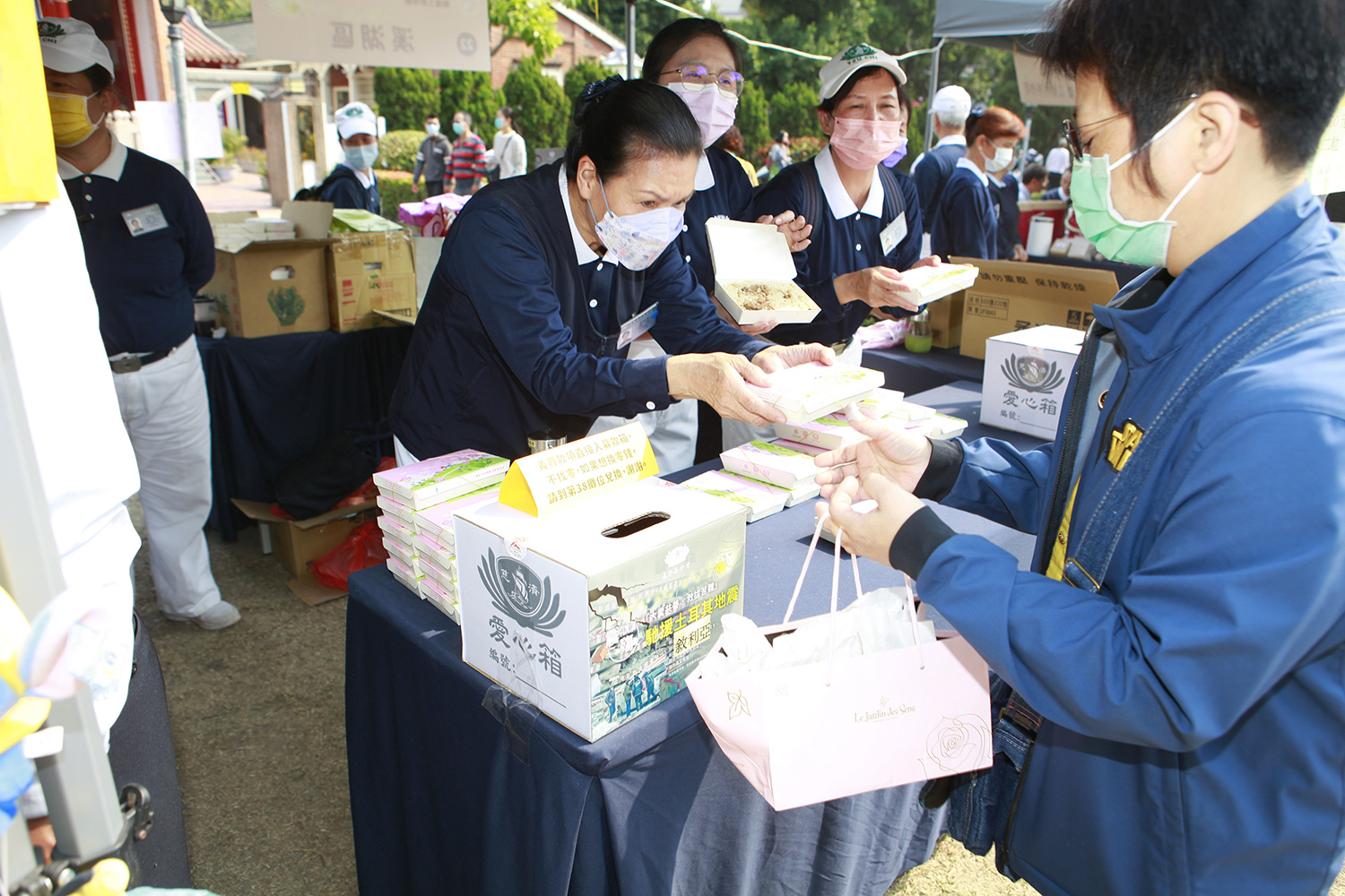 慈濟2023年3月12日在彰化縣員林公園舉辦「馳援土敘震災義賣會」。