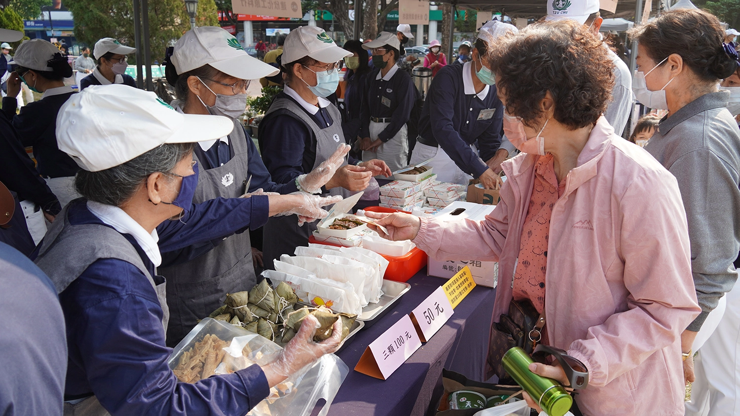 慈濟2023年3月12日在彰化縣員林公園舉辦「馳援土敘震災義賣會」。