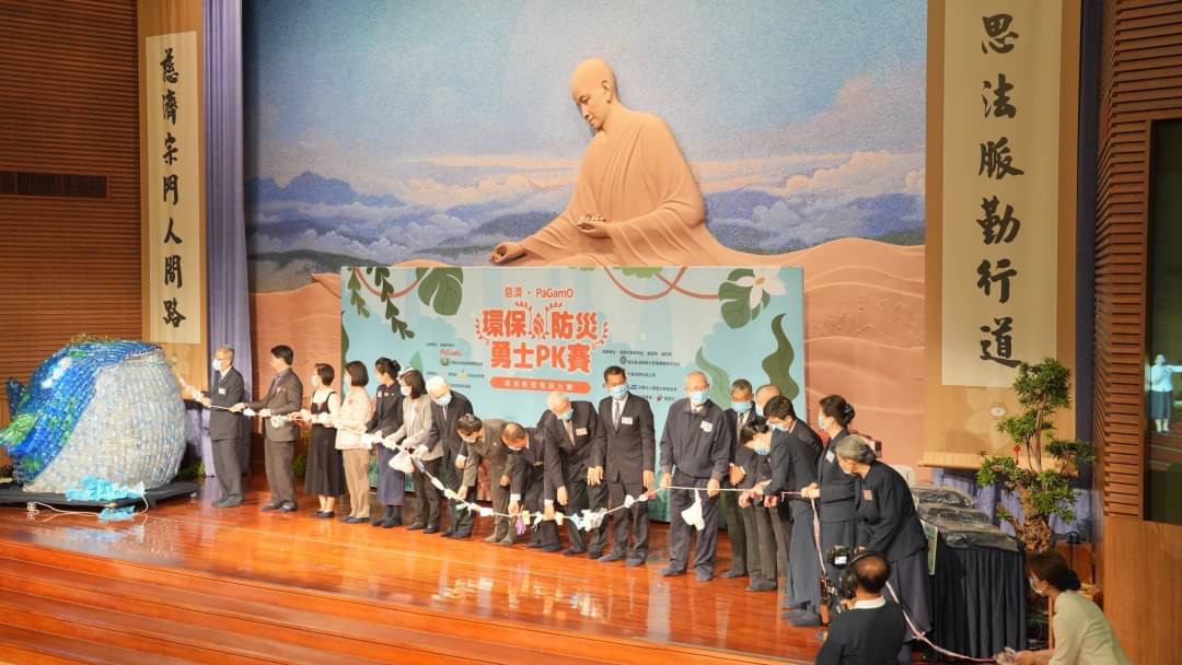 工作人員用寶特瓶所製造出的鯨魚裝置藝術,藉此來呼籲海洋上的垃圾實在太多了。