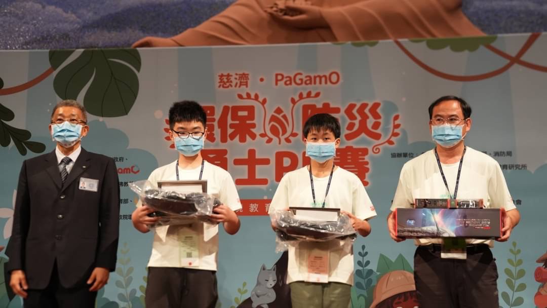 藉由PaGamO線上遊戲化的學習系統平台,跨界合作民間慈善團體及政府推動力量,強化學生輕鬆學習環境防災知識與素養。