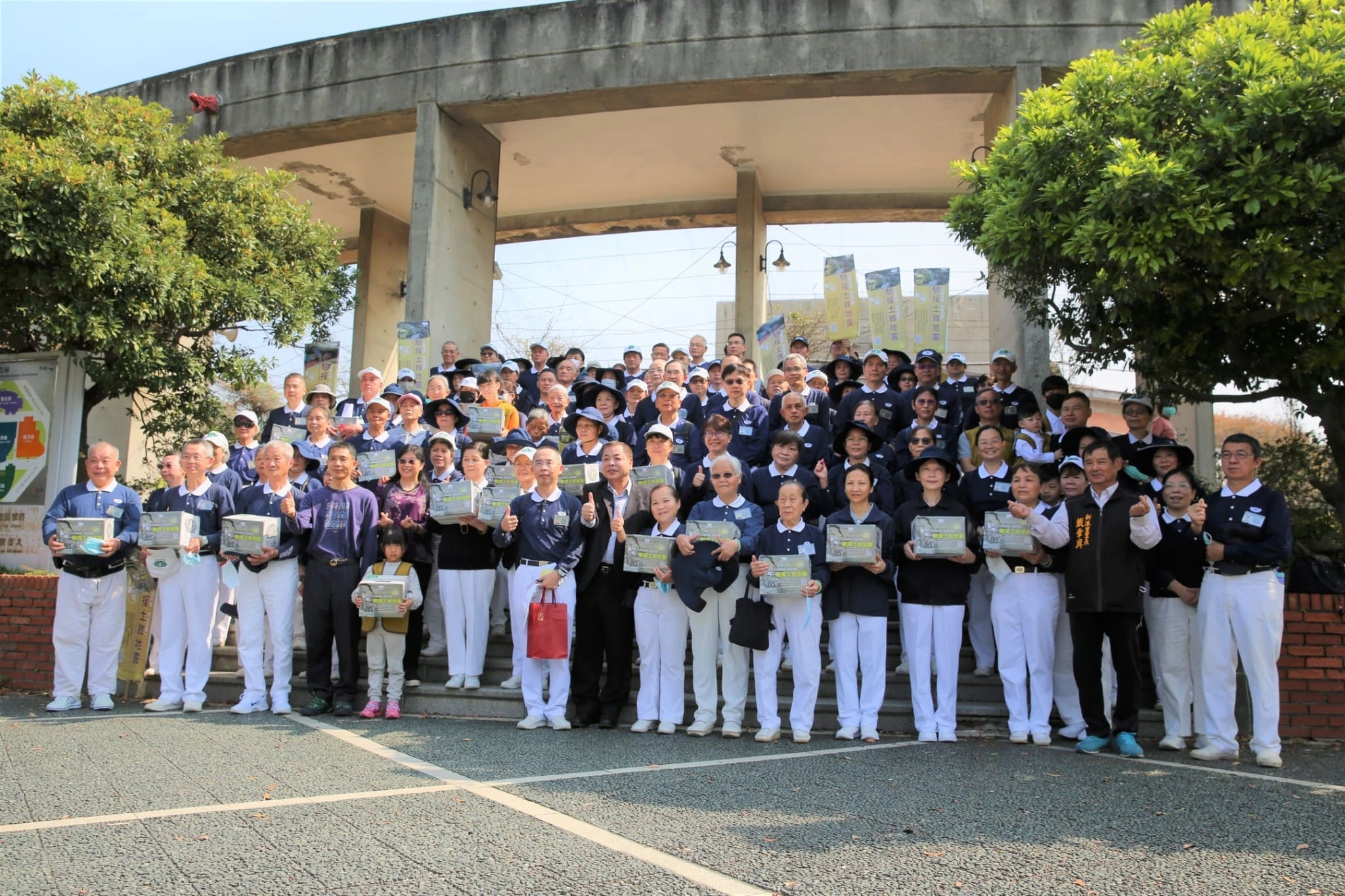 新竹縣文化局大會師，新竹縣副縣長陳見賢與多位主管與志工們一起大合照。