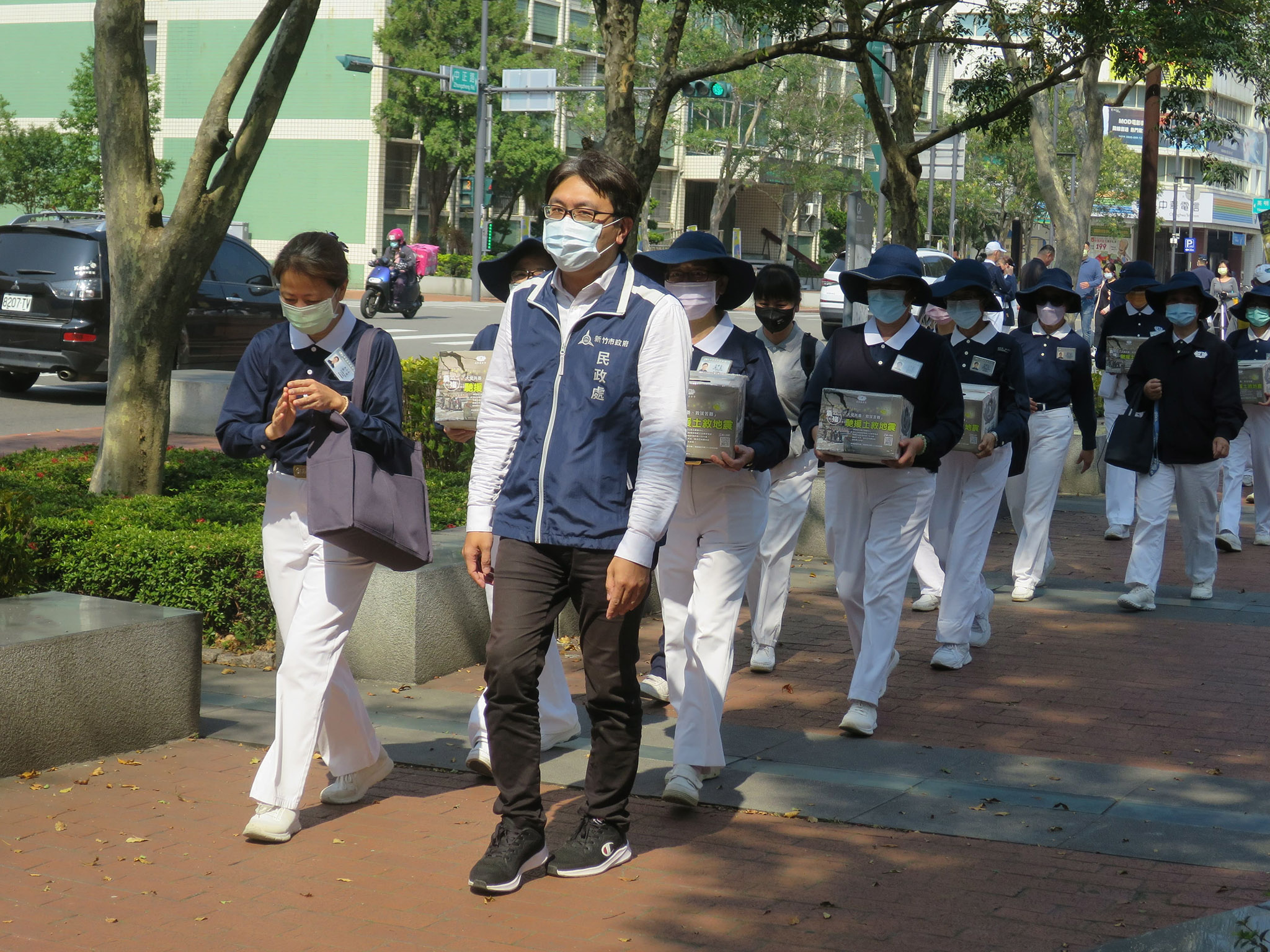 大會師後,新竹市民政處宗教禮儀科科長與志工們一起出發前往定點。