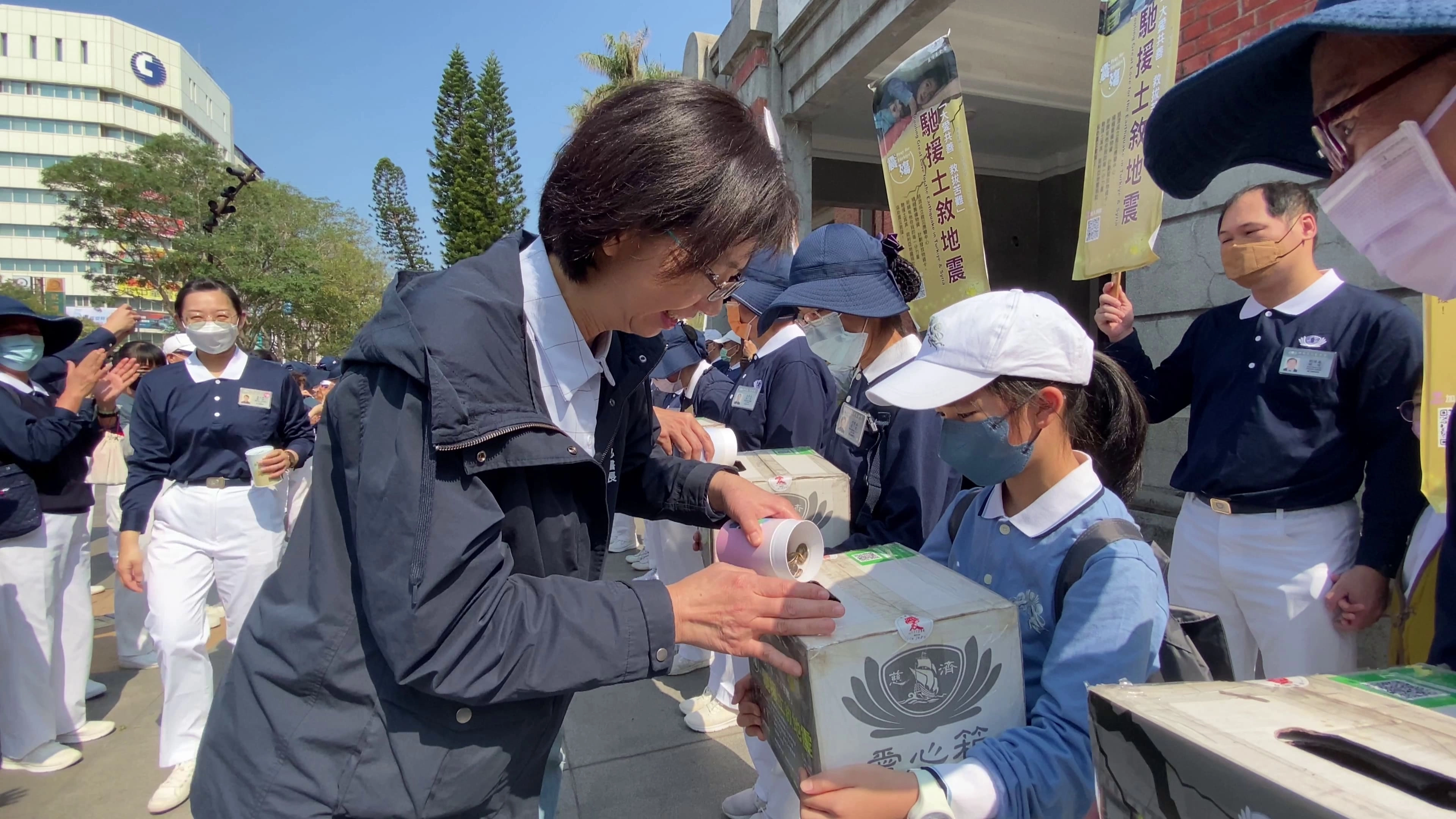 新竹市秘書長張治祥特別帶來竹筒投入愛心箱，為活動注入滿滿祝福。