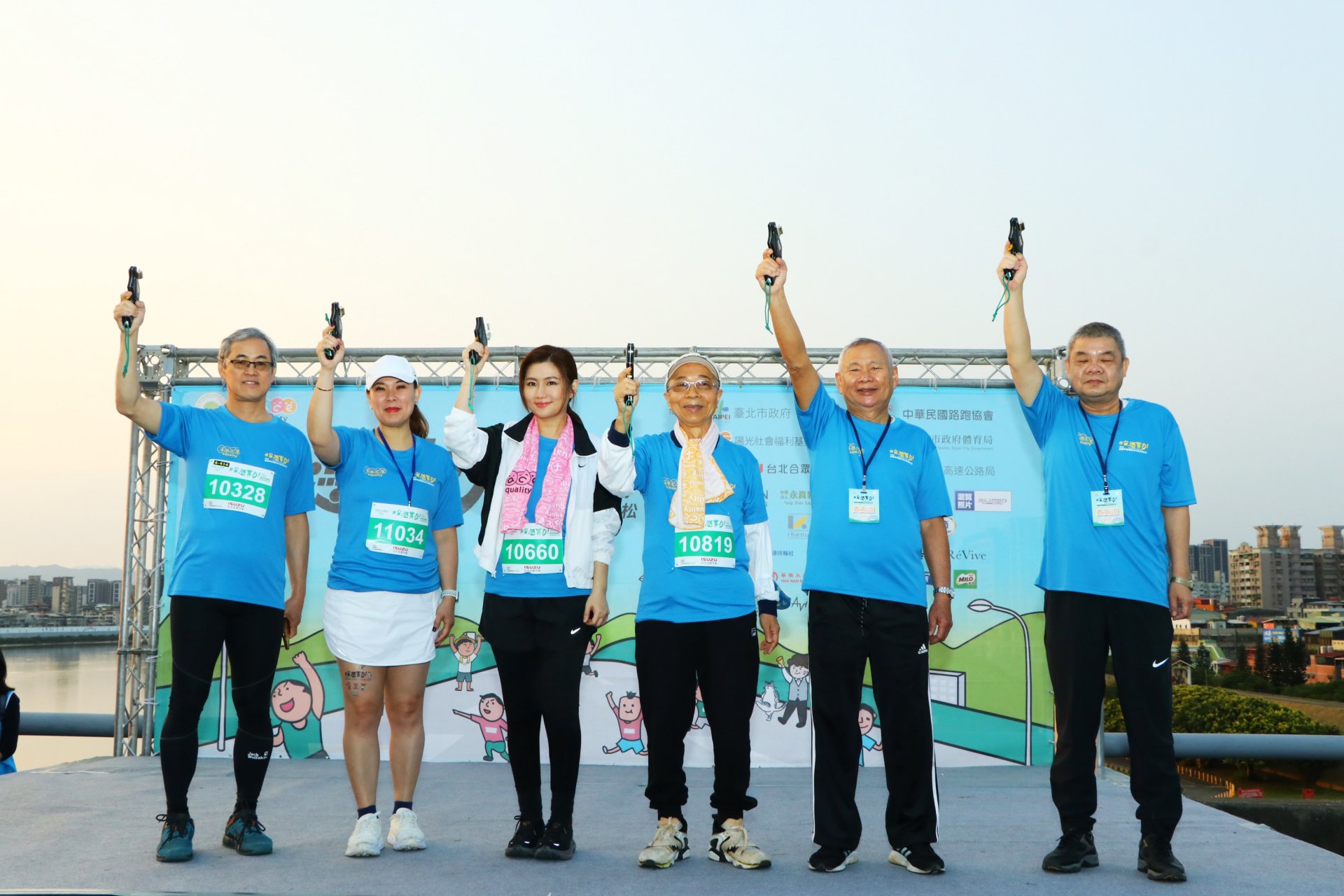 陽光臉部平權大使任家萱Selina與陽光董事長楊瑞永(右三)一同為10k跑者鳴槍起跑。