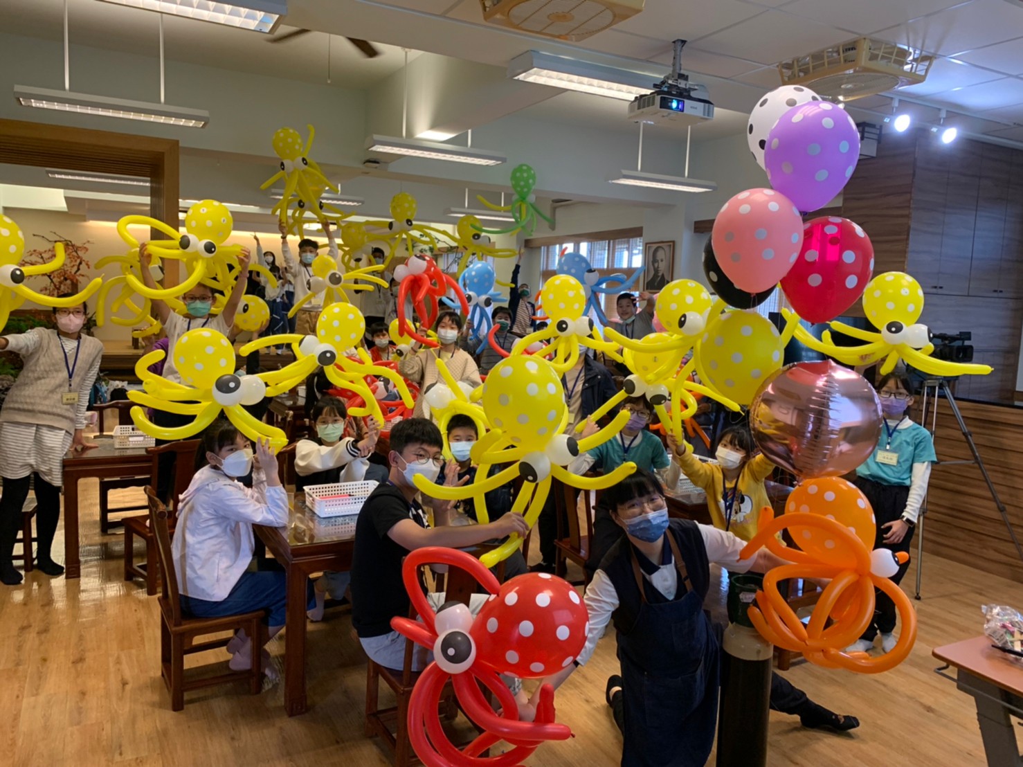 繽紛氣球課程讓學生體驗手作造形氣球的樂趣。