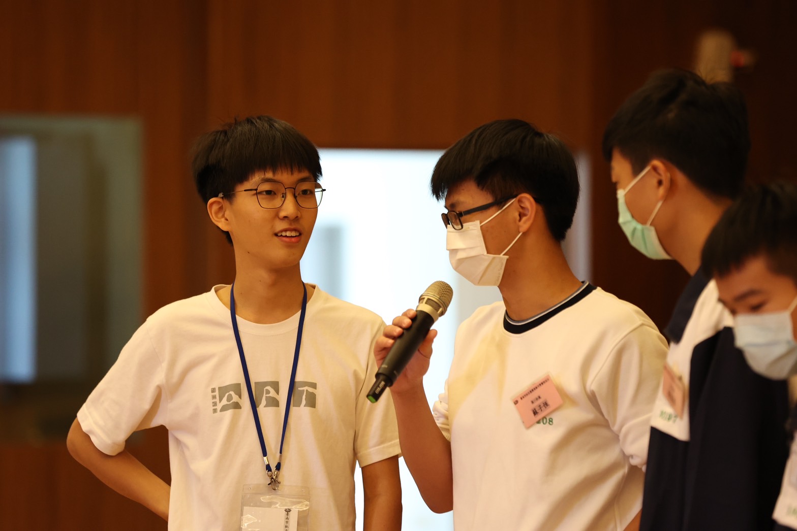 畢業校友陳宇宏引導學弟在台上發言。(盧孟筳 攝)