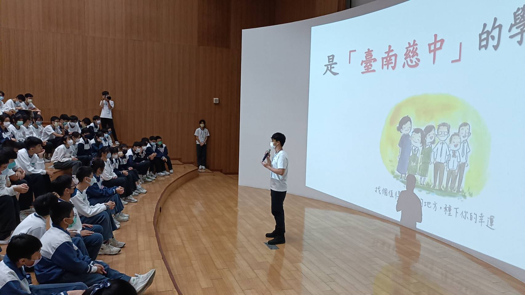 校友吳杰廷以自身經驗的體悟勉勵學弟妹。(林育吟 攝)