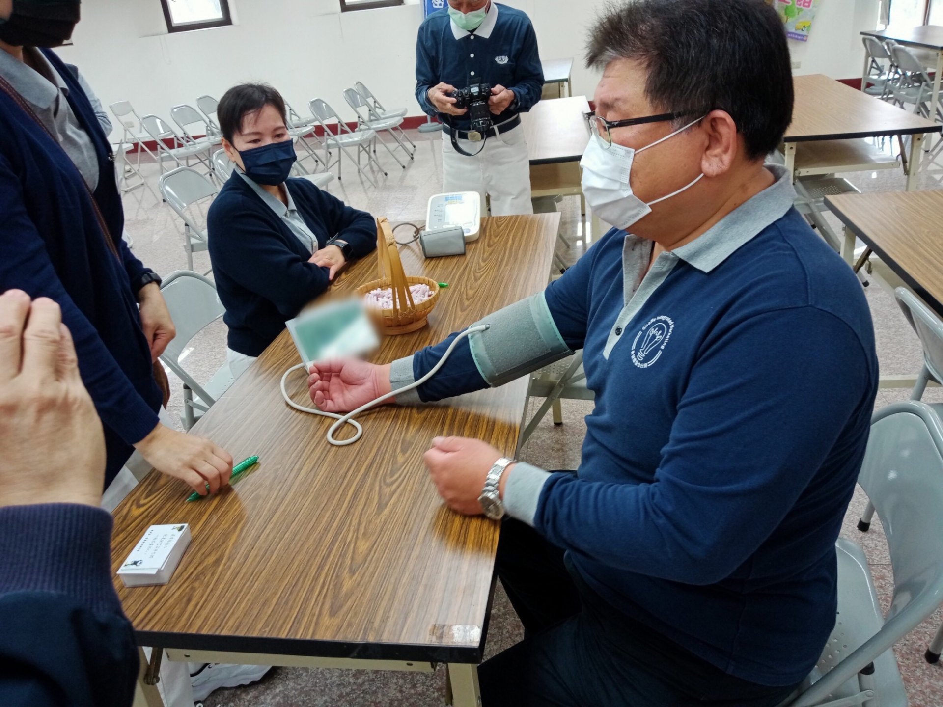 草屯慈濟志工3月14日前往草屯分局關懷員警的健康,李哲賢副分局長(右)陪伴員警參與。