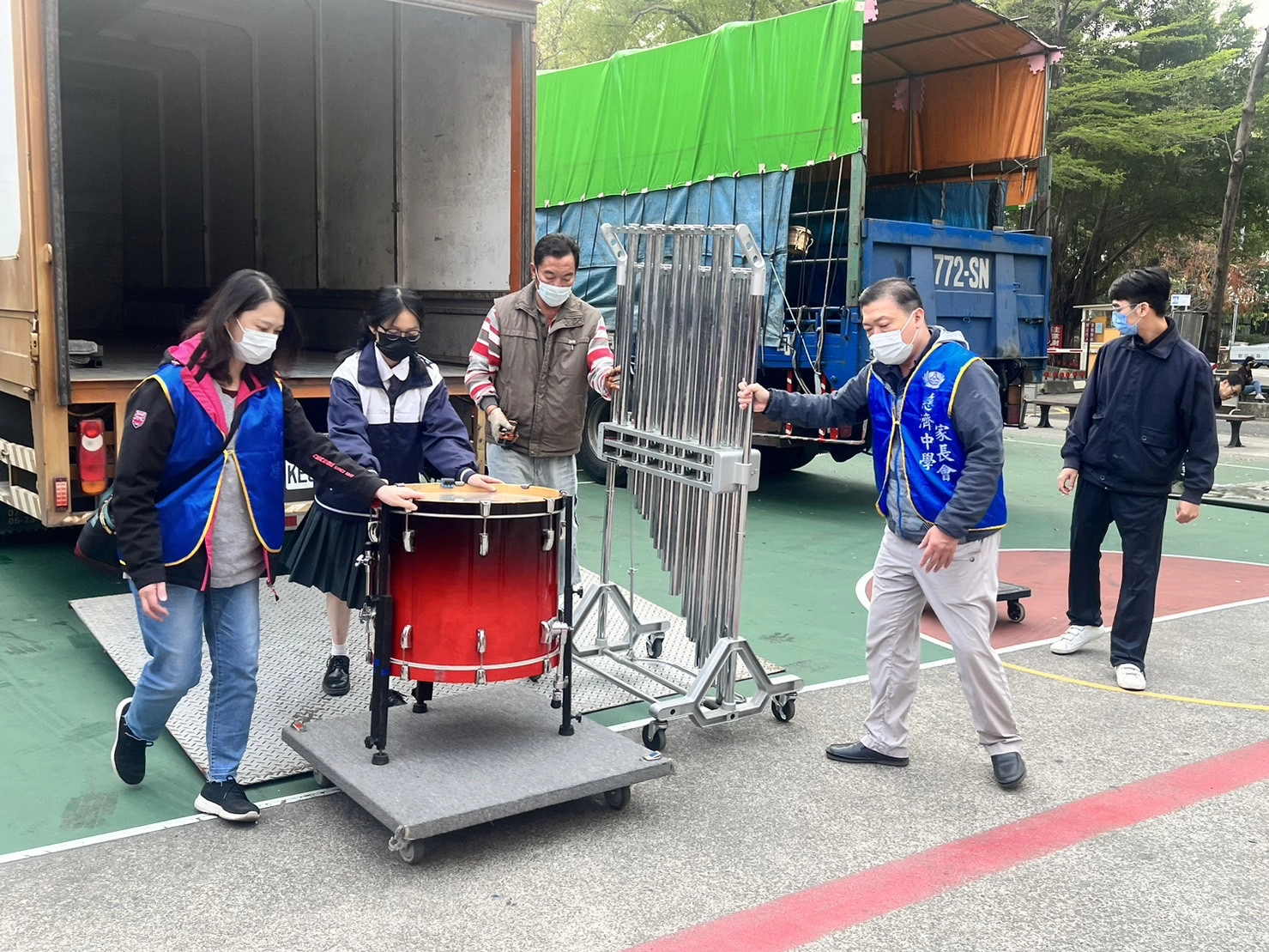家長與選手們協力互助搬運樂器。