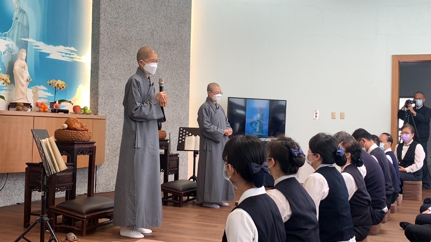 德佩師父、德(耒英)師父感恩老師扛起上人對教育的使命，並提到《三十七助道品》是菩薩