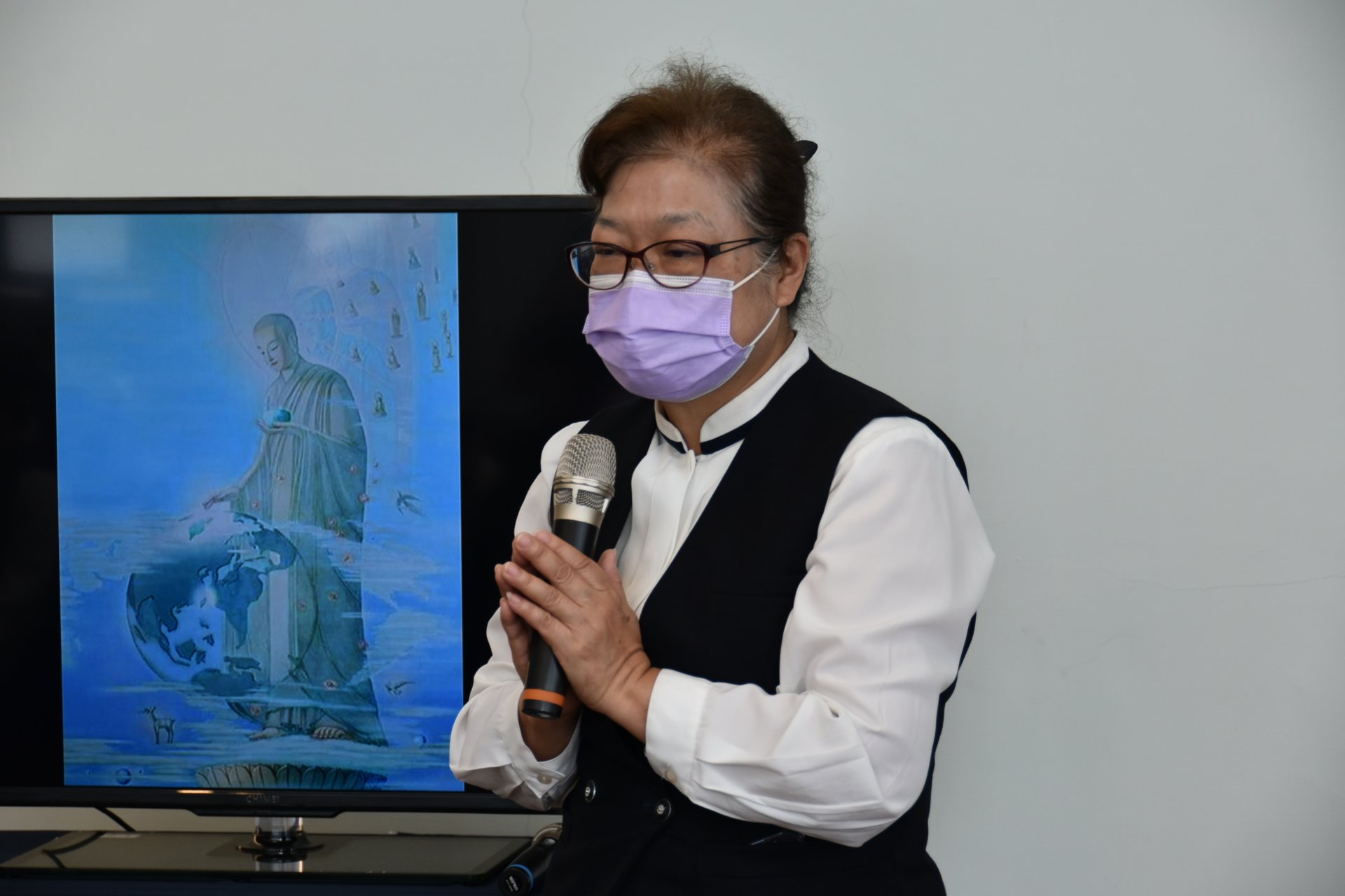 校長感恩師父帶領師長禮拜「三十七助道品」，為學校聚福緣共慧業，願世界有情萬物眾