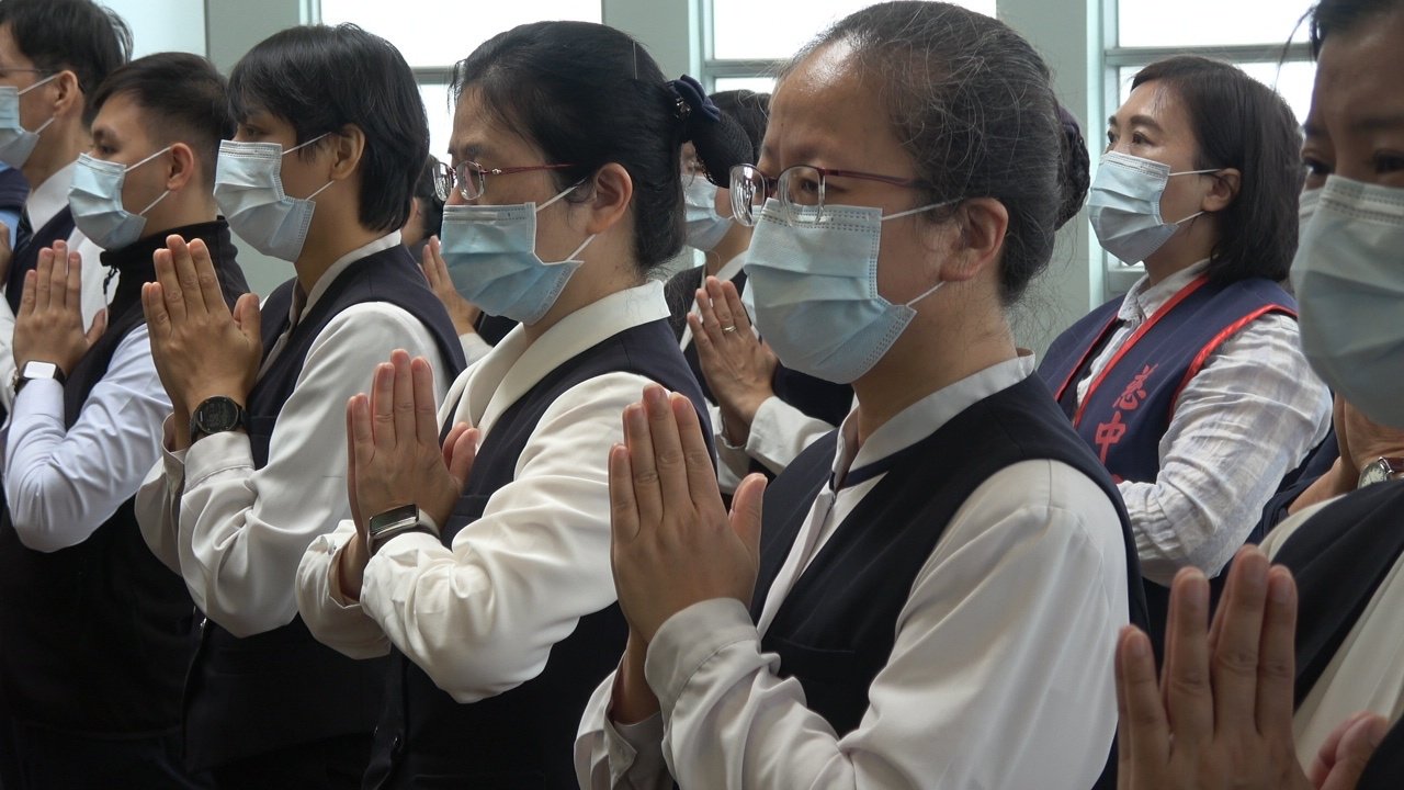師長們透過誦念經文讓自己心沉澱，大家以一顆虔誠的心恭誦《三十七助道品》、三皈依