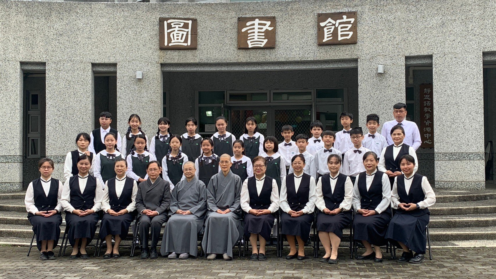 恰逢國小部畢業生拍攝畢業紀念照，因緣殊勝，師生把握機會邀約師父留下珍貴的足跡。
