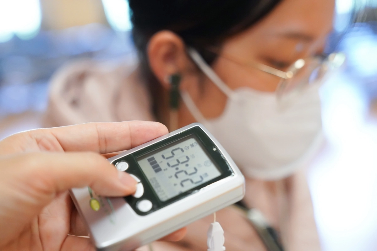 經顱微電流刺激療法是利用耳夾將電流由兩側耳垂傳遞至腦部的安全療法，透過機身按鍵能調整適合自身的電流強度。