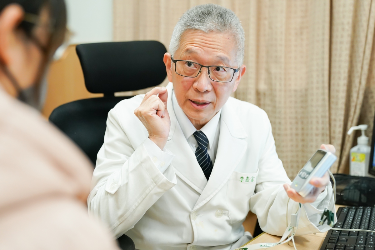 李嘉富醫師看診示意照。