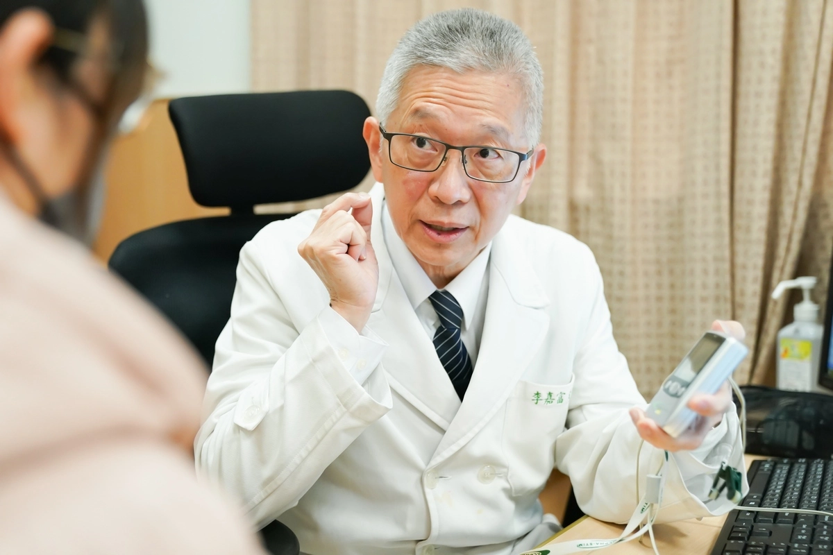 李嘉富醫師看診示意照。