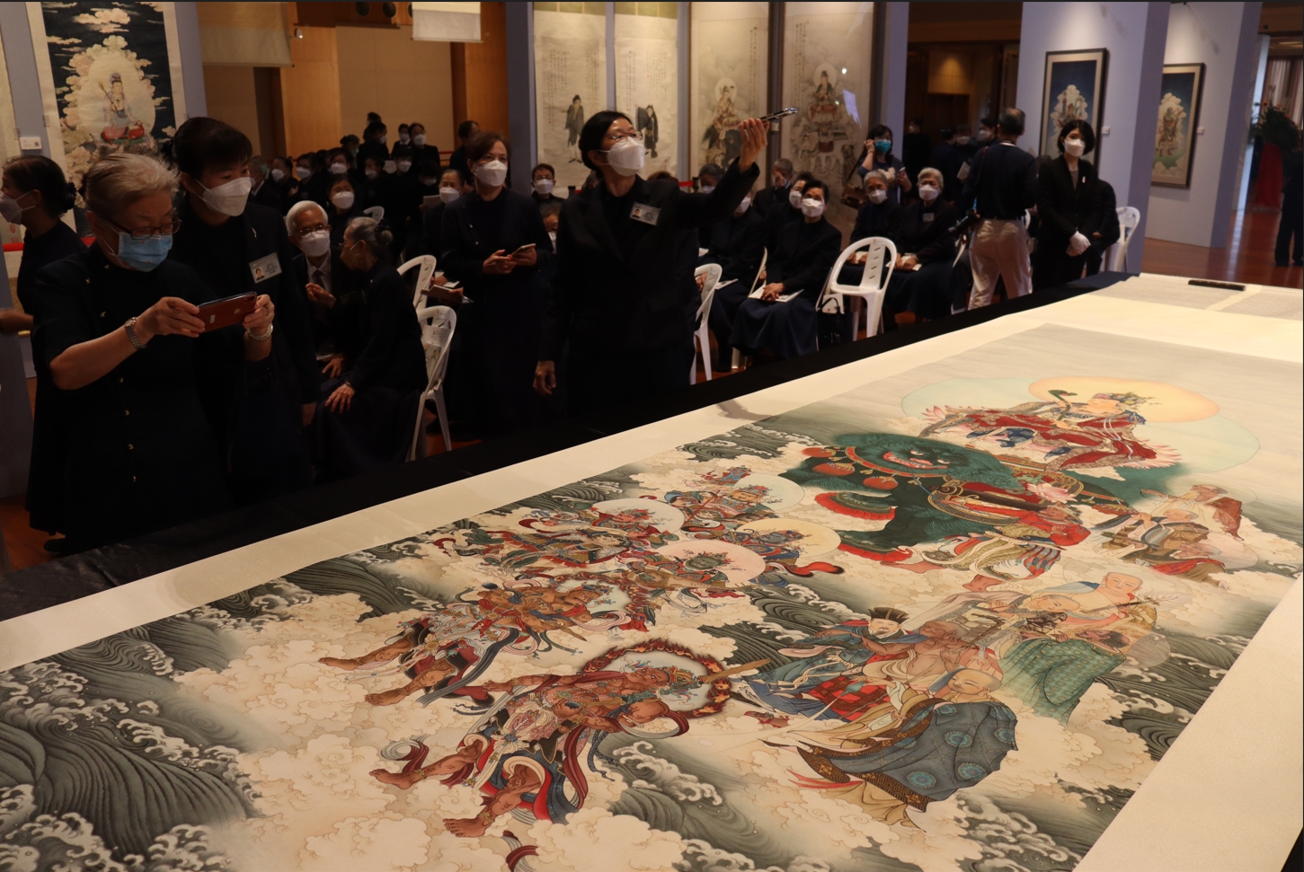 開展儀式展示巨幅畫作「大智慧文殊眾神護」，讓與會民眾同霑法喜、福慧雙修。