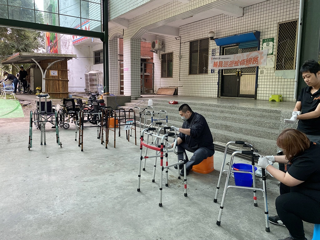 16日茂安頤福社區長照機構為服務對象及在地鄉親進行輔具巡迴檢修服務。