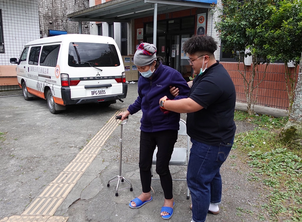 接受伊甸服務的94歲戴阿嬤開心使用清潔、更換墊片後的拐杖。