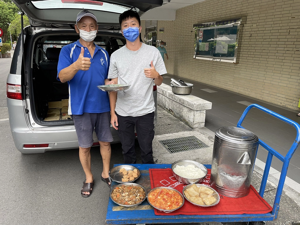 負責接應保大送餐的里民志工人員，對保大員警十幾年來風雨無阻的老人供餐服務，表達肯定與誠摯的感謝。