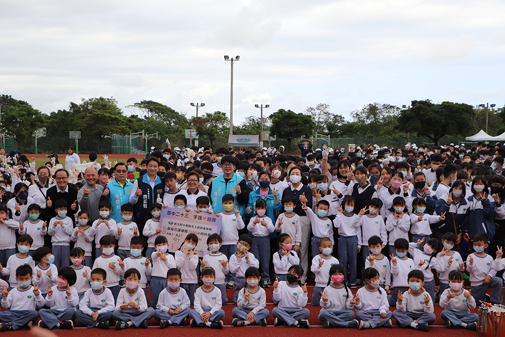 貴賓們一同見證慈中2300小時的社區服務