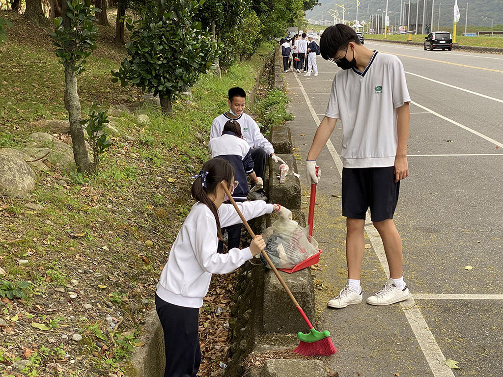 學生們在掃街的時候，鉅細靡遺的清理煙蒂、寶特瓶、塑膠等。