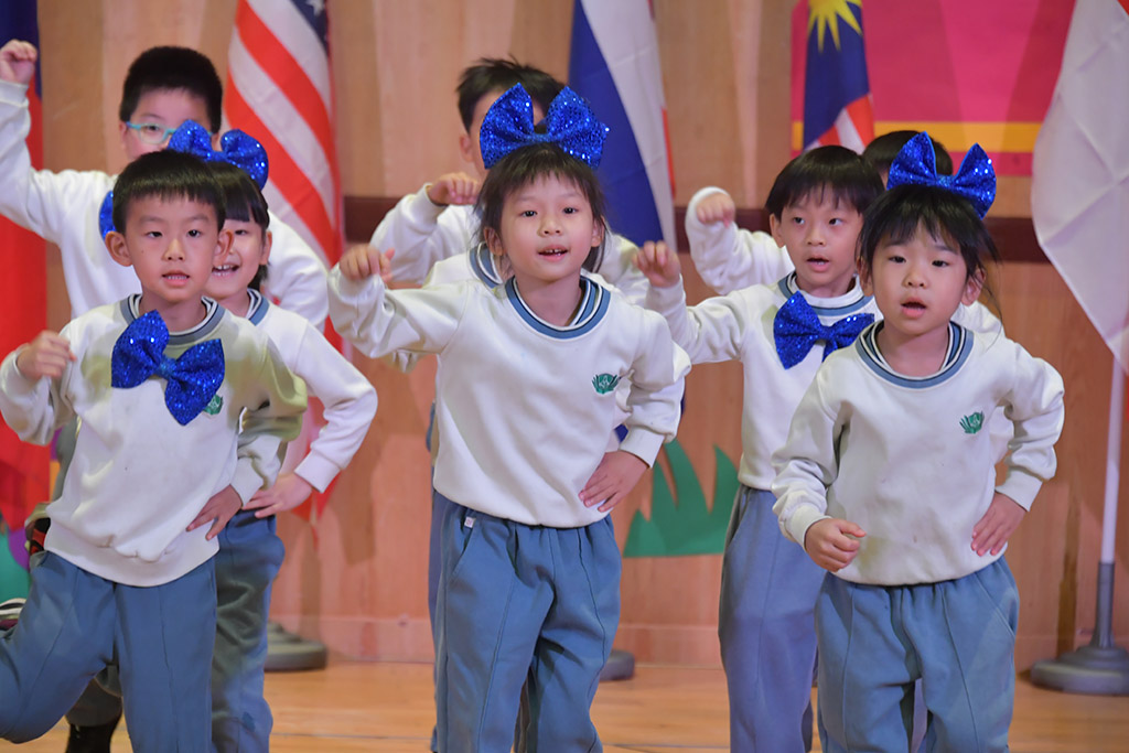 幼兒園小寶貝，要用超級無敵可愛的笑容與動作，為我們校慶活動帶來祝福。