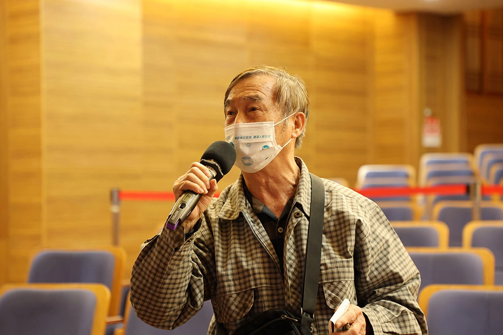 擔心孫子因長不高影響同儕間人際關係，爺爺專程來聆聽講座，希望補充兒童健康發育知識，帶給孩子幫助。