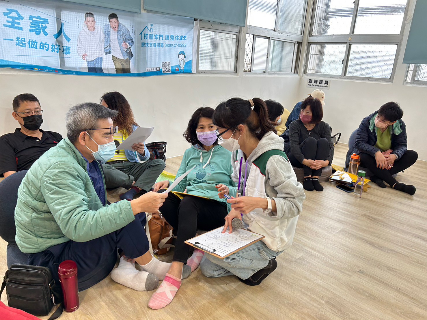細心回應著參與家庭的提問