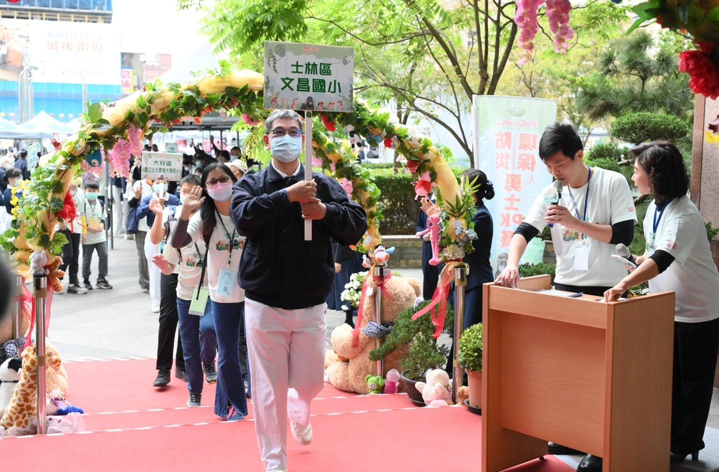 主辦單位構思「星光大道」歡迎來自各校參賽的選手及師長們。