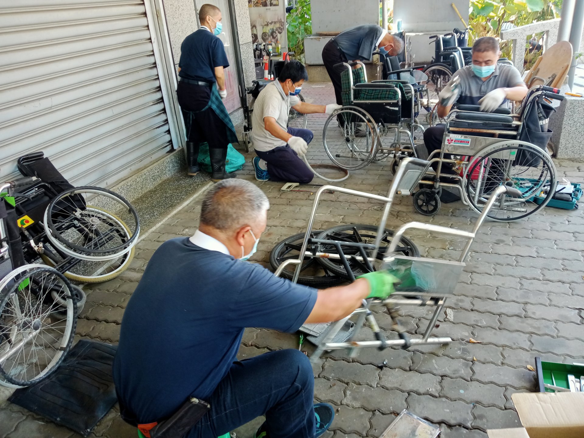 慈濟捐贈仁愛鄉鄉民醫療輔具，預作整理工作。慈濟志工利用每周假日維修輪椅