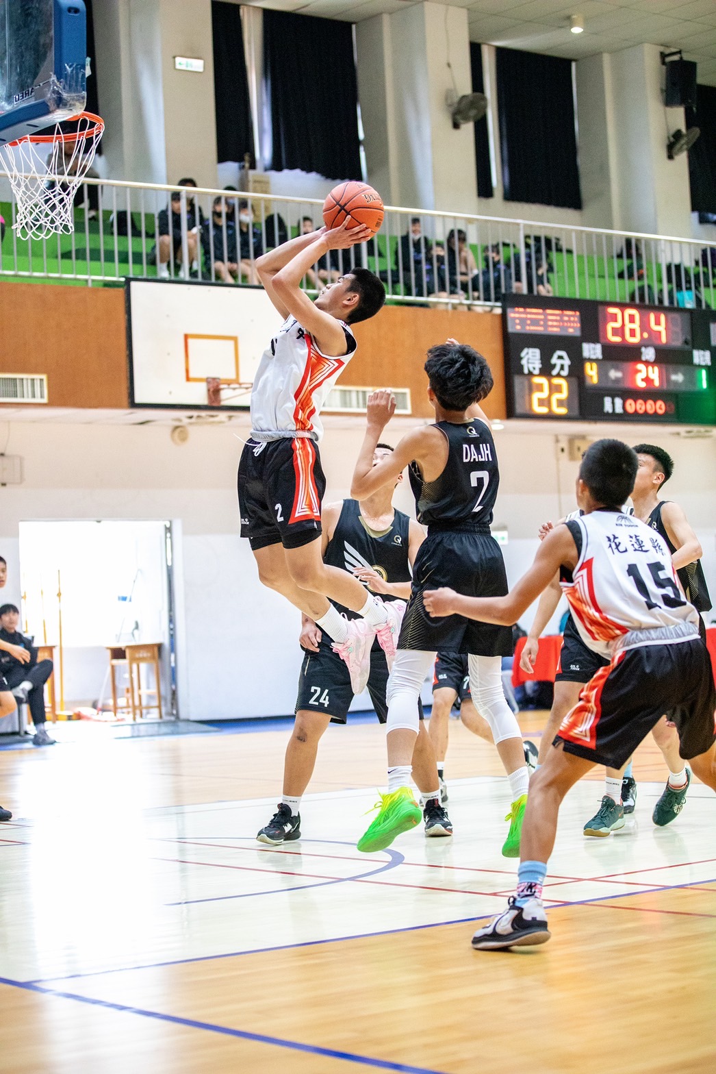 花蓮縣鳳林國中的小球員們帶著熱愛籃球的拚勁，本次在乙級縣市預賽中獲得花蓮縣第一名，而得以前進新北三重進行全國北區複賽。
