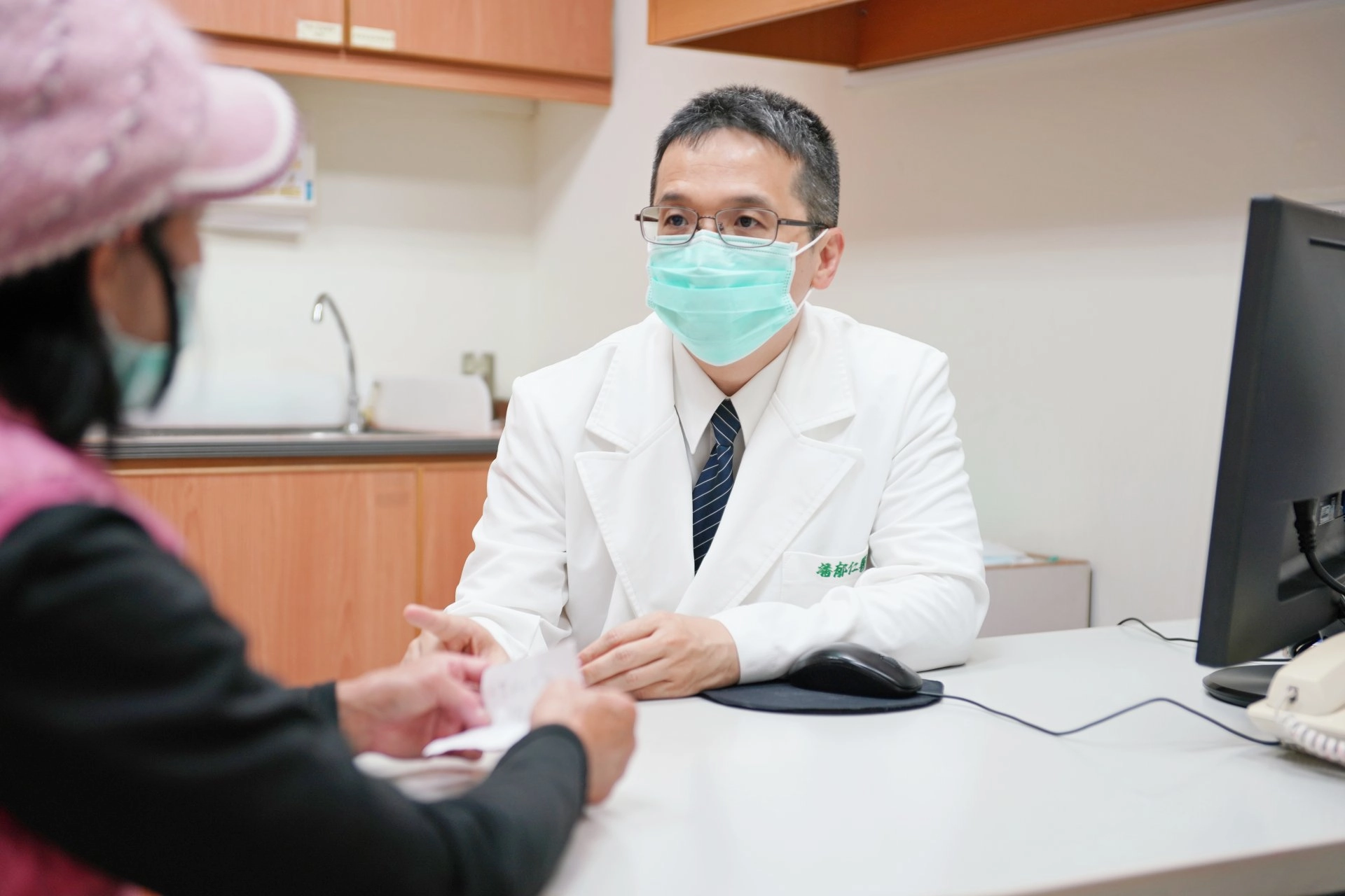 潘郁仁醫師說，痛風石通常是長在常發作的關節位置，包括手指、腳趾、膝蓋、手肘、腳踝，很多人發作時痛到無法行動要請假。