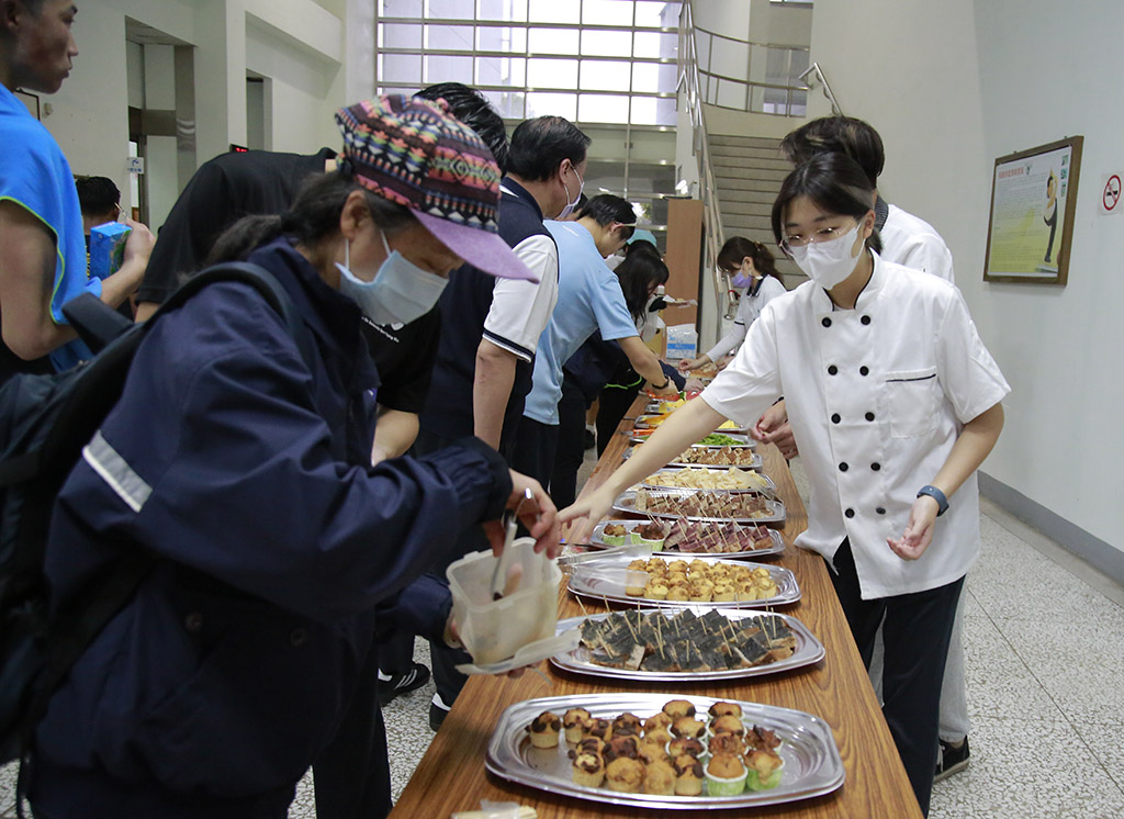 超過300人的餐點也難不倒這群學生團隊。