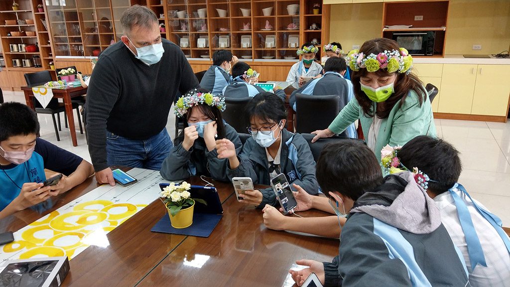 李芝安校長帶領學生與日本須磨學園進行線上交流。