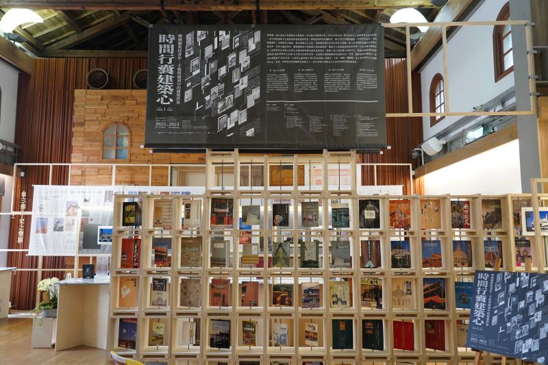 展區以書牆形式呈現傅朝卿教授的100本著作。