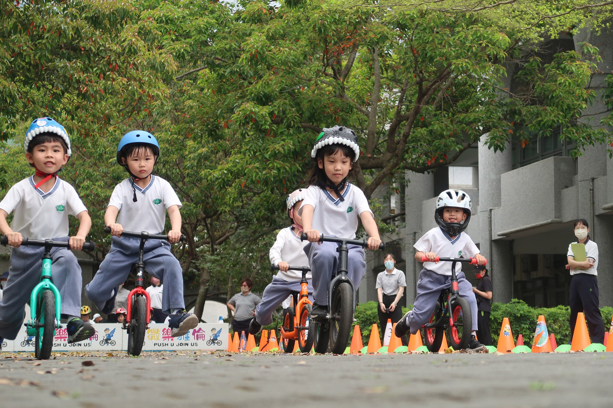 起跑音樂響起，小選手們自信地往前奔跑。